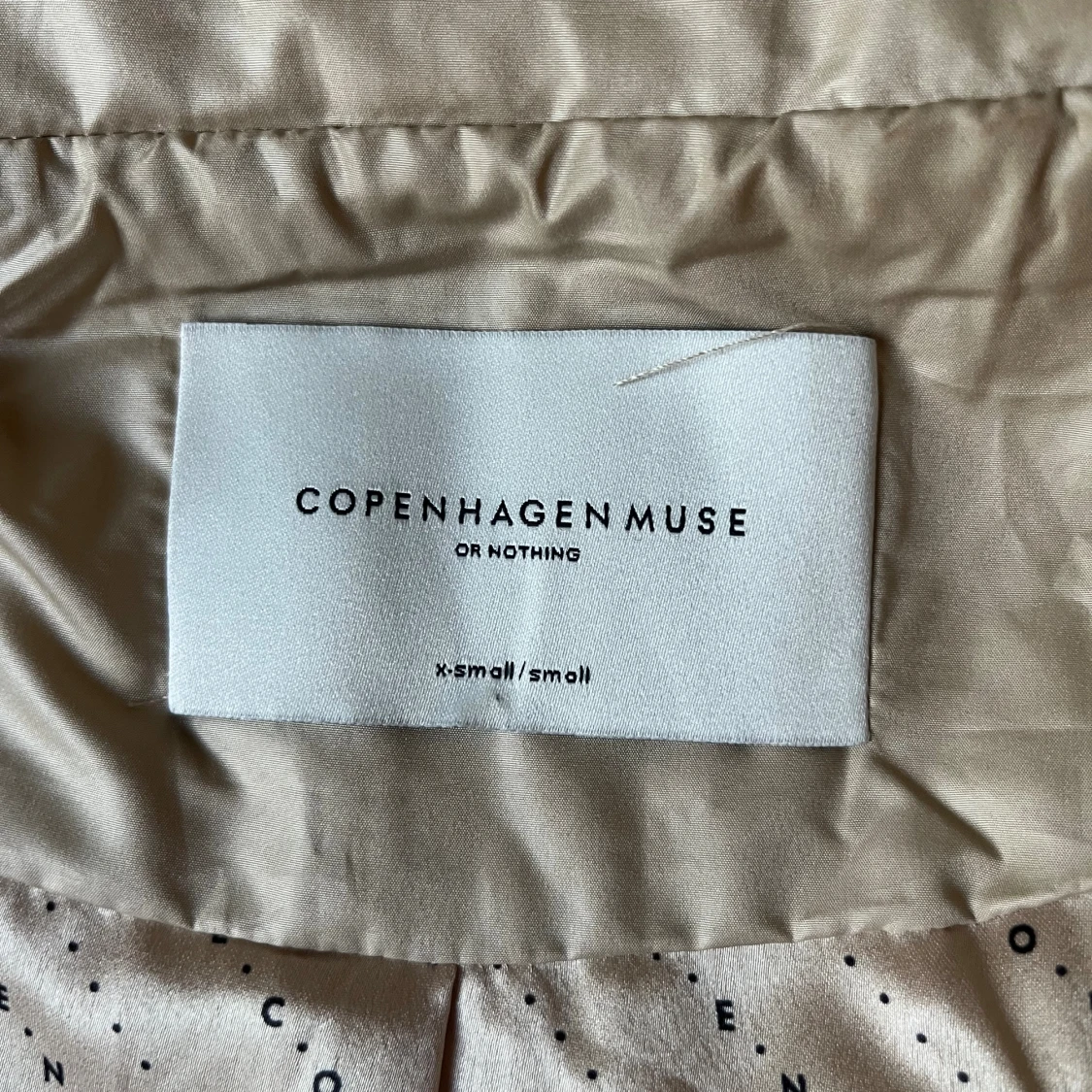 Beige quiltad pufferjacka - 4