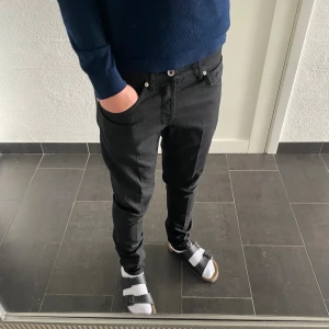 Dondup jeans George - Dondup George Jeans! Trendigaste jeansen på marknaden. Skick = 9,5/10 Nypris = 4000 kr 💸 Säljs för = 899 kr