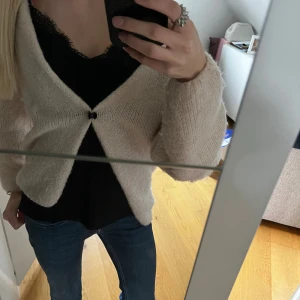 Svart spetslinne från Amisu - Gulligt svart linne från Amisu med smala axelband och v-ringad hals med dekorativ spets. Toppen är tillverkad i mjukt syntetmaterial som känns skönt mot huden. Storlek s men passar också xs, inga defekter så i mycket bra skick!❣️