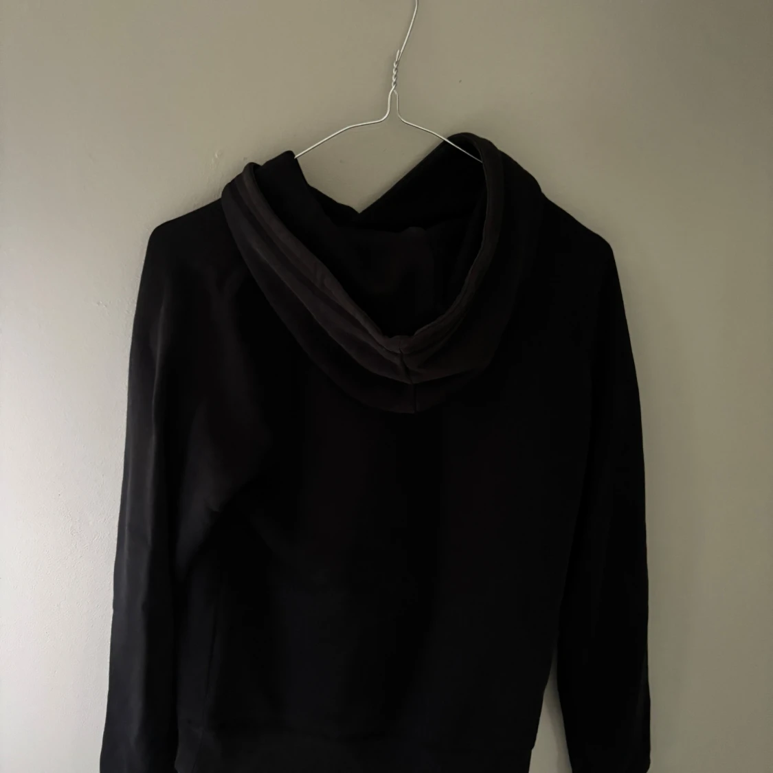 Svart hoodie från GANT med tryck - 1