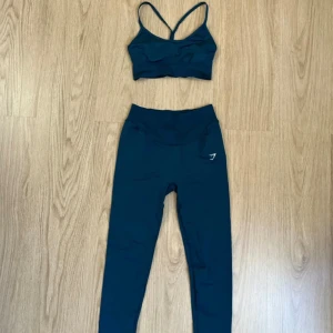 Gymshark set - Gymshark set med tights och sport bh. Storlek S. Bh-n är väldigt liten i storleken. Färgen är lite mer mörkgrön i verkligheten.