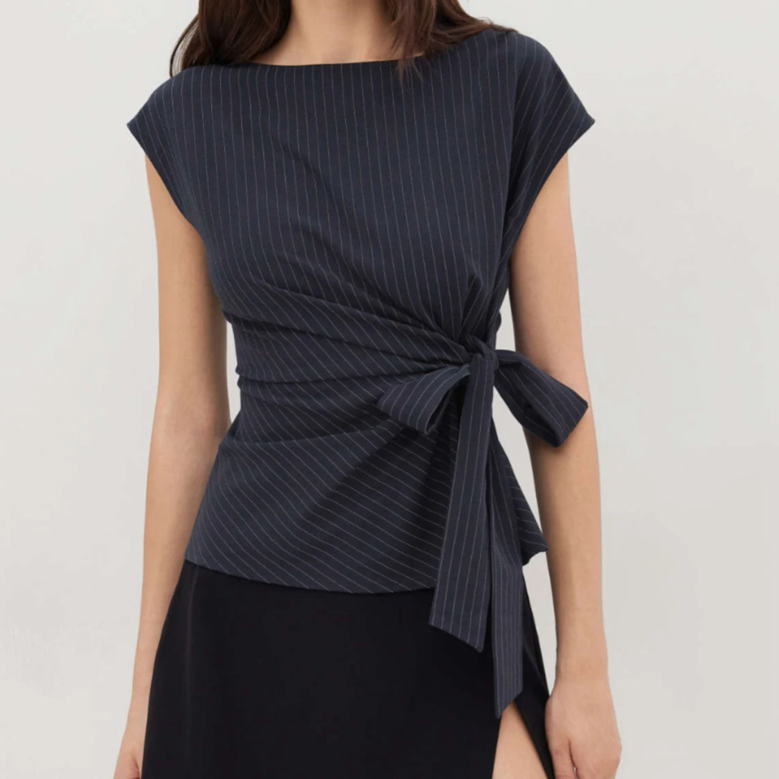 Svart randig omlottopp med knyt - 1