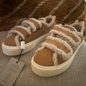  Inuikii  Shearling low Velcro, beige - Läder och ull. Strl 39. Köpta genom Miinto/ VITKAC. Endast provade inomhus. Båda sulorna är helvita, bara fotografen som var kass.  Inga anmärkningar. Missade returtiden. Varan ligger ute på i flera säljgrupper på Marketplace också. Plockar ner annonser direkt vid försäljning så vänta inte! 😊  Hämtas hemma hos mig vid St Eriksplan och betalning sker med Swish. Förskottsbetalning om du vill att jag ska skicka. 