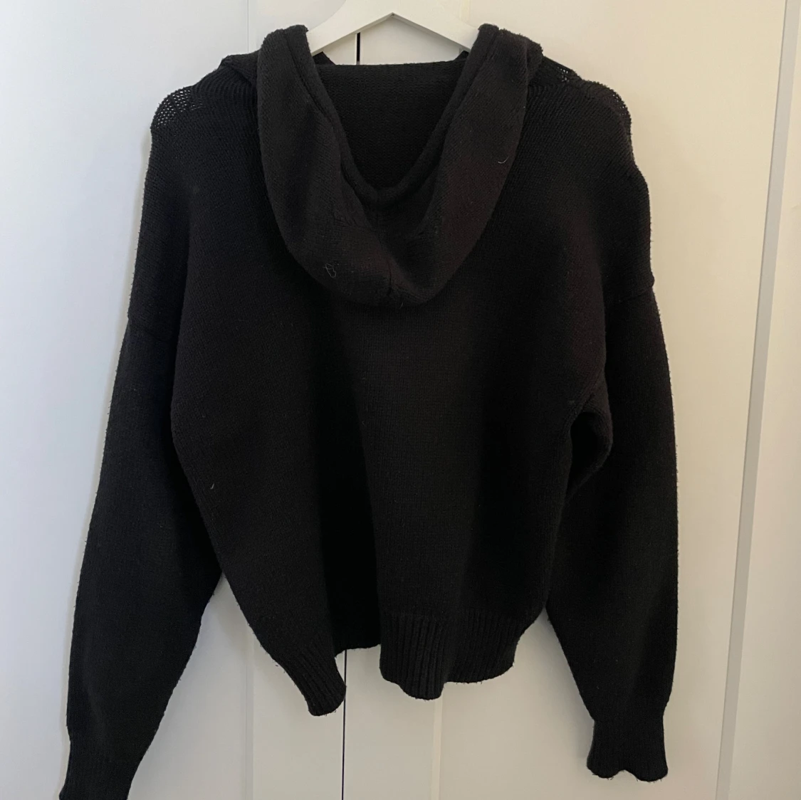 Svart stickad hoodie från Zara  - 1