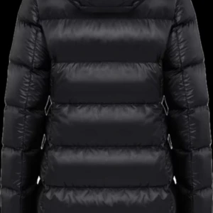 Svart dunjacka från Colmar  - Säljer en svart dunjacka från colmar med klassisk pufferdesign. Jackan har horisontella quiltade partier, lång ärm och dragkedja framtill. Ikonisk colmar-logga på ärmen och diskreta detaljer i silver. Perfekt för kalla dagar när du vill hålla stilen.