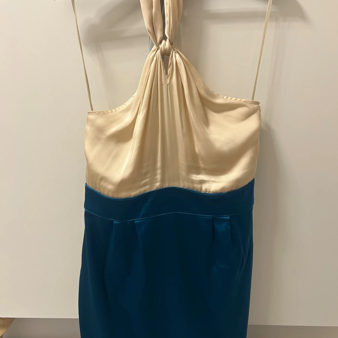 Tvåfärgad halterneckklänning från Oasis