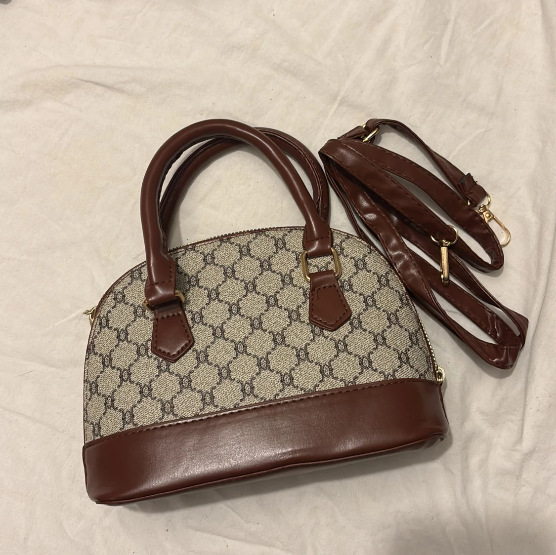 Brun och beige handväska med mönster - 1