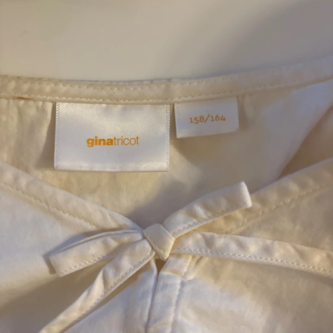 Vit blus med knyt från Gina Tricot - 1