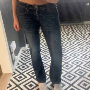 Low Rise jeans - Säljer mina favooorit jeans för de är för taighta på mig. Vintage jeans för referens är jag 173 och de satt fint. 