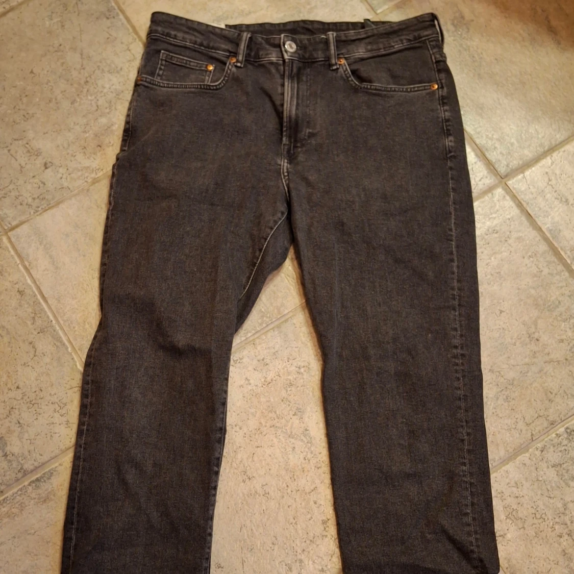 Svarta regular fit jeans från H&M