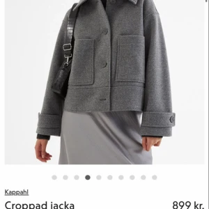 Grå croppad jacka från Kappahl - Snygg grå croppad jacka från Kappahl med stora fickor framtill, breda slag och knappar. Jackan har en loose passform och är tillverkad i ullblandning, perfekt för höst och vår. Styla med jeans eller kjol för en trendig look. Använd 1 gång!❤️