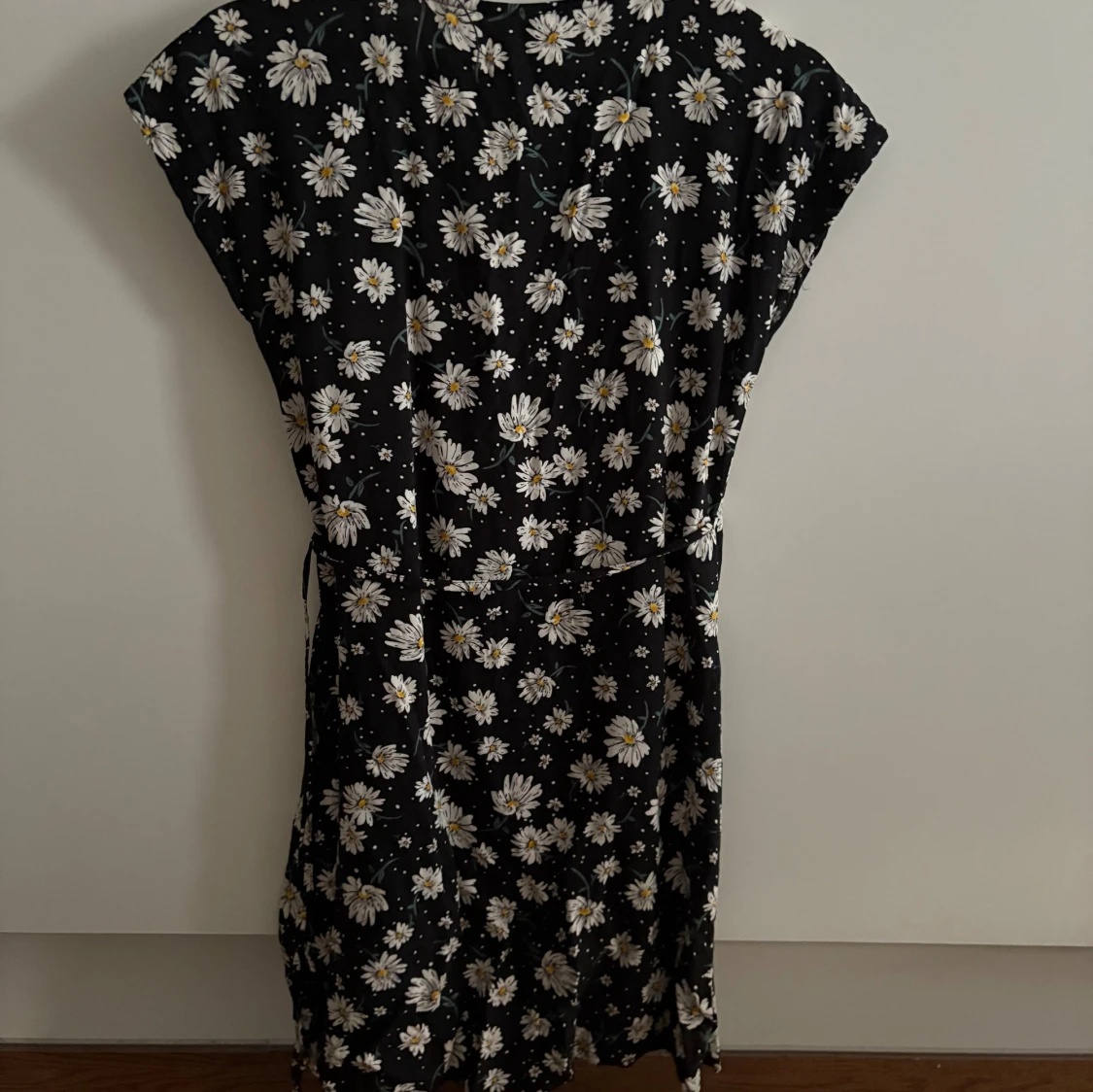Svart blommig klänning - 1