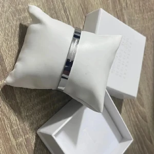 Masion margiela armband  - Helt nytt, allt medföljer förutom kudden,  skickas samma dag. Kvitto medföljer    . Köpta från farfetch 