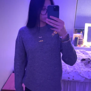 Grå stickad tröja  - Ull tröja från lager 157, lätt att styla och mysig. 