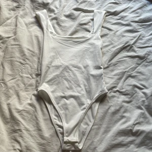 Vit body  - Vit fin body. Aldrig använd då jag tycker den är för liten på mig😁