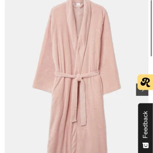 Rosa fleece morgonrock från Åhléns  - Supermjuk och gosig rosa morgonrock helt oanvänd och har prislappen kvar💗💗