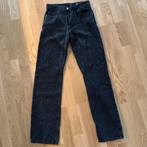 Svarta jeans med något extra - Säljer ett par svarta jeans med lite sparkle för dig som vill vara lite extra, speciellt nu när nyår närmar sig!…( ja dem glittrar extra när du använder blixt för bilder 🤩)