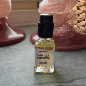 Vanilla Powder Eau de Parfum - Trendig parfym från Matiere Premiere med namnet Vanilla Powder. Perfekt för dig som vill sticka ut med en modern och stilren doft. Flaskans design är enkel och passar snyggt i väskan. 6ml, ny 