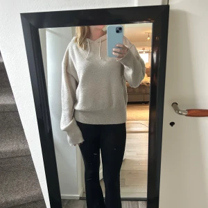 Beige stickad hoodie med huva - Mysig beige stickad hoodie med huva och snörning. Tröjan har en loose passform, ribbade muddar och är långärmad. Perfekt för dig som gillar en avslappnad och stilren look. Strl: 170, passar bäst S,M🩷