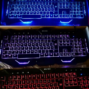 aLLreLi tyskt Backlit Gaming Keyboard - aLLreLi K617 tyskt gamingtangentbord, QWERTZ, med 105 tangenter, membranbrytare och 3 RGB-bakgrundsbelysning i blått, rött och lila. Ergonomisk design, 8 multimedia-knappar och USB 2.0-anslutning. Kompatibel med Windows, Mac och Linux. Oöppnad förpackning.