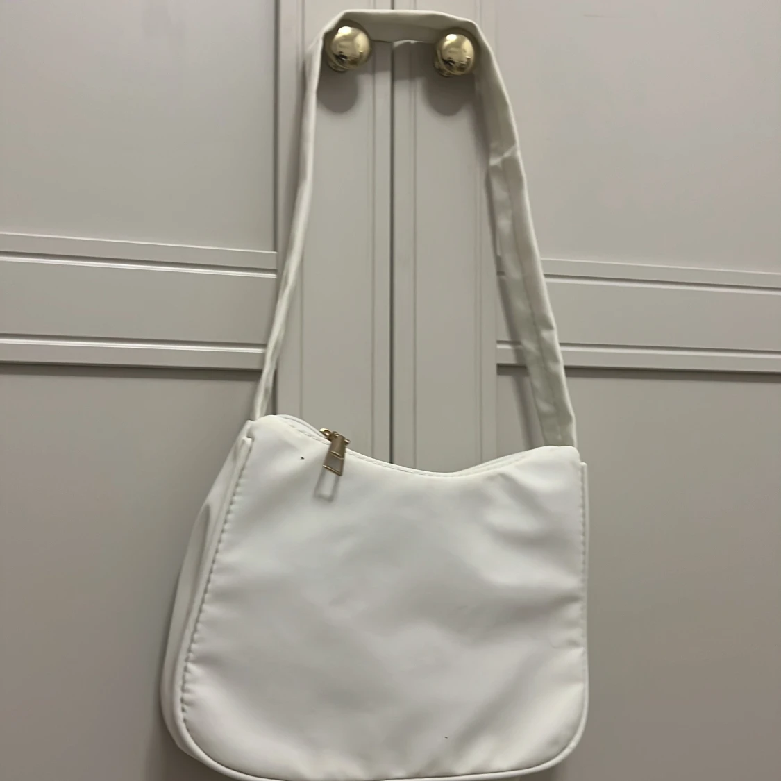 Vit axelväska med guldkedja och fjärilar - 1