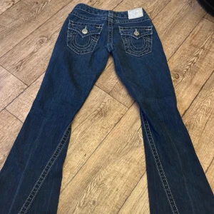 Super lowwaist True religion jeans - Jättefina jeans  med silver glittrig söm. Dom är inte så mycket använda och passar inte mig 