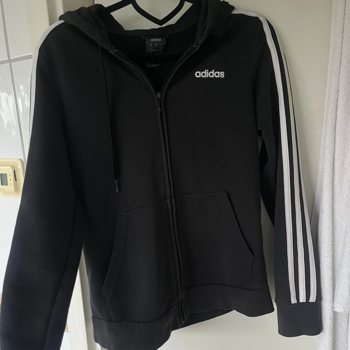 Svart Adidas hoodie med dragkedja 
