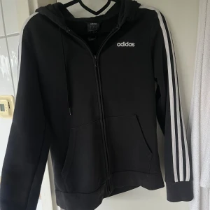 Svart Adidas hoodie med dragkedja  - Svart kofta från Adidas 