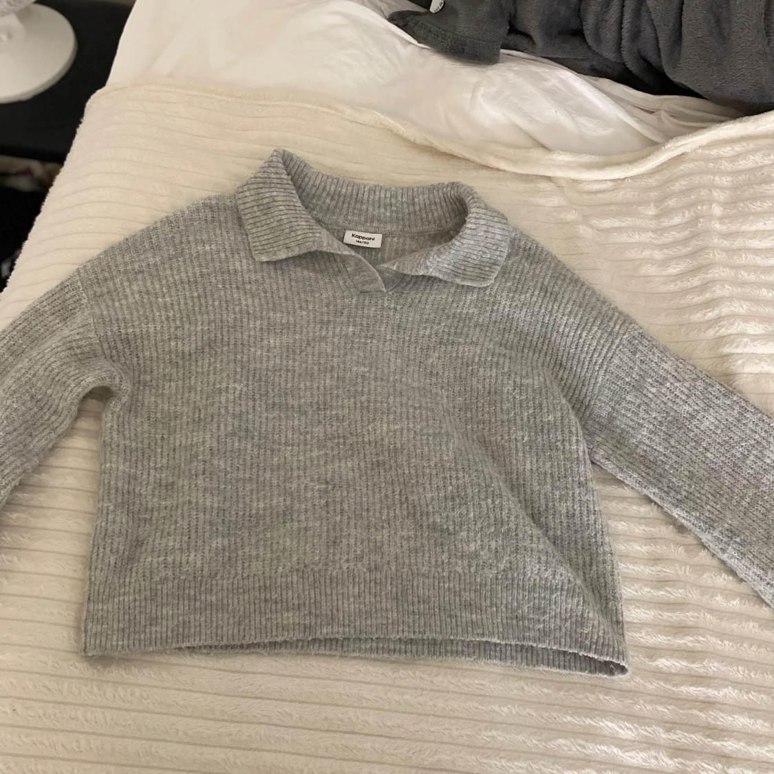 Grå stickad tröja med krage - 1