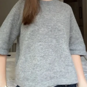 Grå stickad tröja  - Fin tröja från Other stories