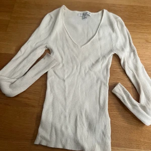 Stickad tröja - Säljer denna stickade tröja. I storlek XS. I använt (lite nopprigt) men fint skick. Vid intresse är det bara att höra av sig. ❤️