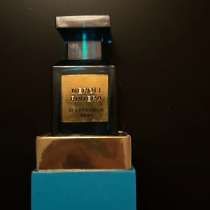 Neroli Riviera Eau de Parfum 80ml - Stilren parfym med lyxig känsla, perfekt för dig som vill sticka ut. Flaskan rymmer 80ml och har en modern design som passar in i varje samling. Perfekt för dig som gillar att testa nya dofter. Tom Ford 