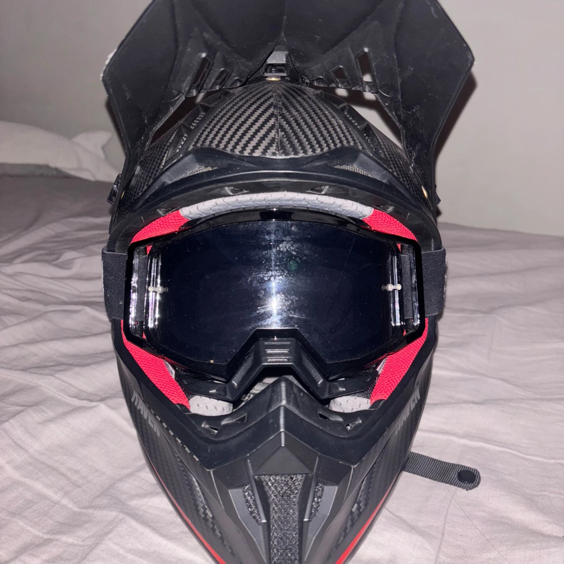 Raven mopedhjäm med goggles - 1