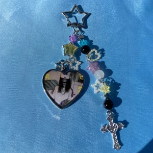 BLADEE - LUCKY LUKE - keychain - 1st Keychain med BLADEE motiv. Alla DRAIN GANG beställningar kommer med foto + DRAINBABY sticker. Alla beställningar kommer med freebies!