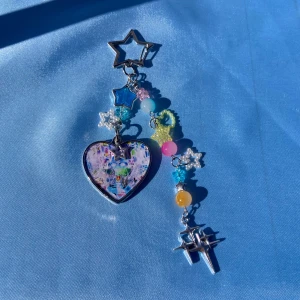 BLADEE - ICEDANCER - keychain - 1st Keychain med BLADEE motiv. Alla DRAIN GANG beställningar kommer med foto + DRAINBABY sticker. Alla beställningar kommer med freebies!