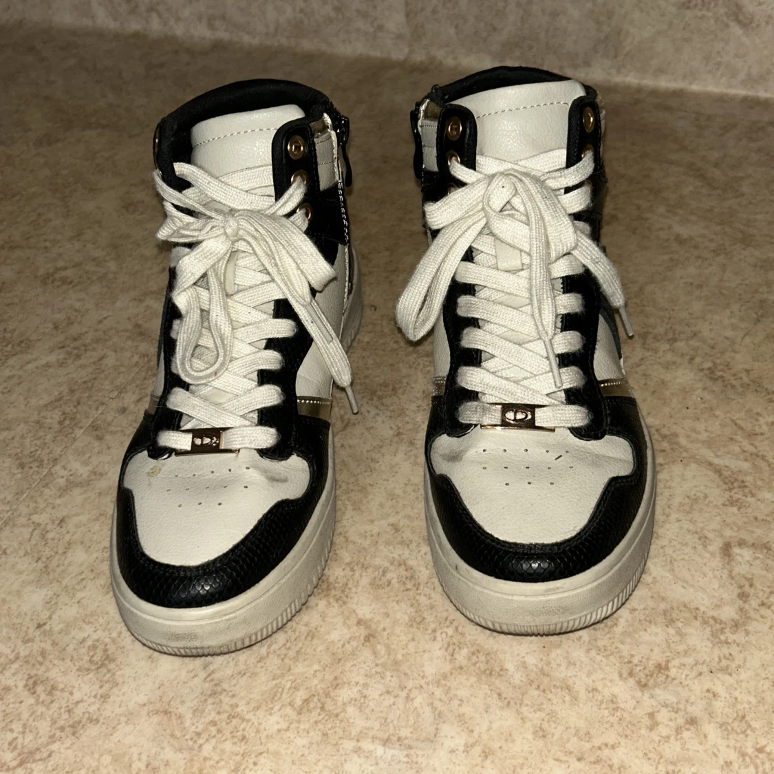Svarta och vita high top sneakers