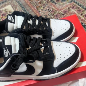 Nike Panda dunk low retro  - Aldrig använda, nytt skick. Storlek 38.5.