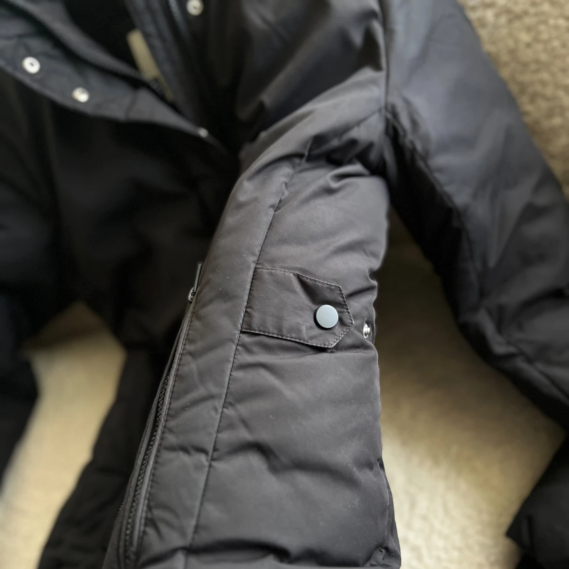 Svart pufferjacka med fuskpäls från H&M - 3