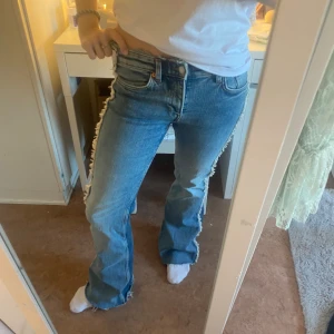 Blå bootcut jeans från Monki - Säljer ett par blå bootcut jeans från Monki. As snygga och helt nya. Bra längd men kanske pytte lite för långa för mig, (jag är 165). Använda 2-3 gånger! Original pris 699🩷