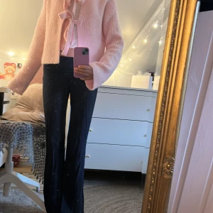 Mörkblå vida byxor från Kappahl - Säljer ett par mörkblå yoga pants från Kappahl i storlek 158. Byxorna har hög midja som ska vikas ner och är i ett mjukt bomullsmaterial med utsvängda vida ben. Perfekta för dig som gillar en chill och trendig look.💗💗💗