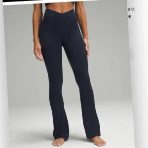 Mörklblå lululemon mini flare - Snygga mörklblå yogapants från Lululemon med bootcut-ben och hög midja. Inte kommit till användning då jag råka köpa två likadana❤️