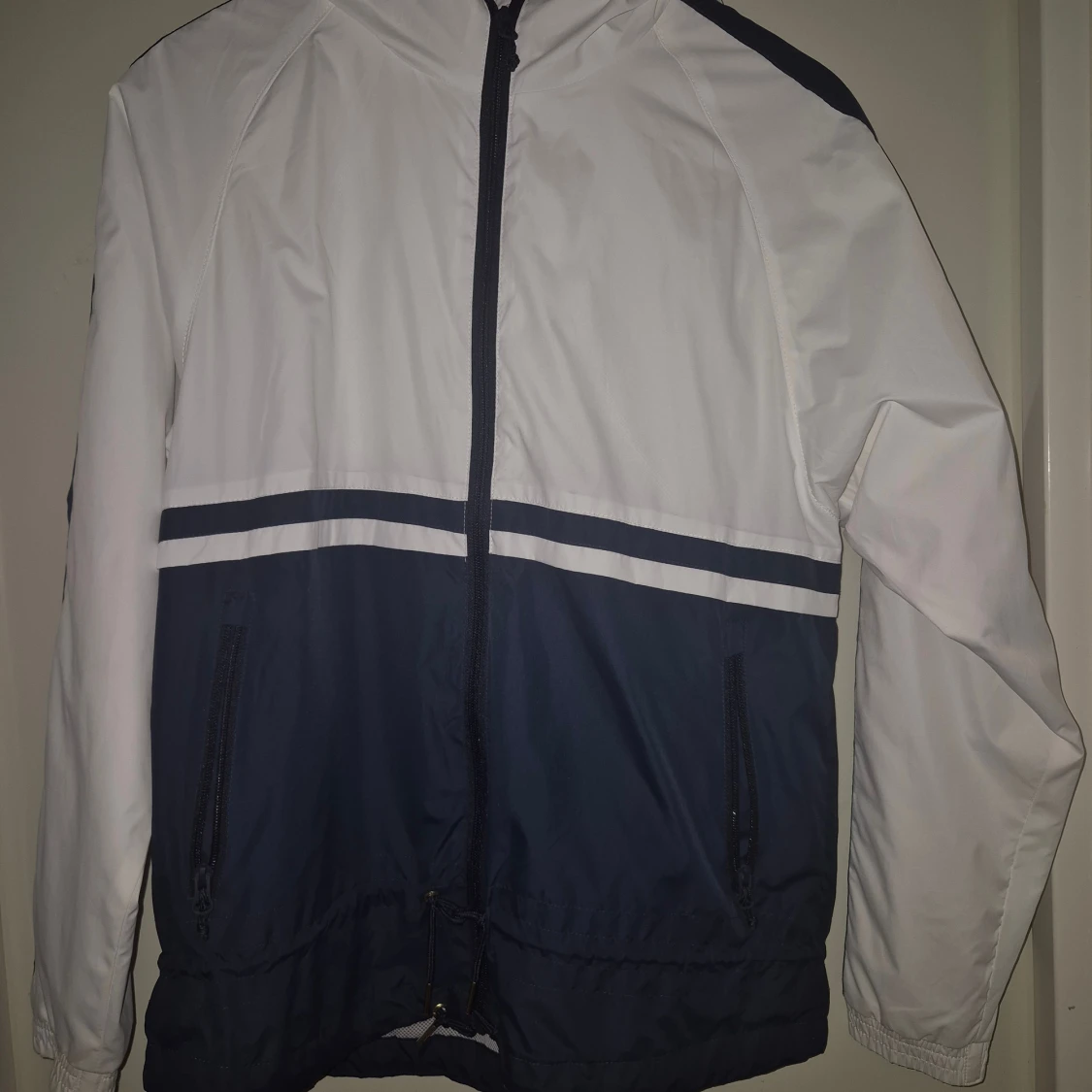Vit och marinblå vindjacka från Etirel
