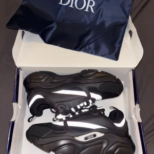 Dior b22 sneakers  - Helt nya oanvända dior b22s. Box och påse medföljer. 