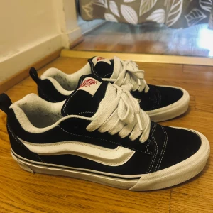 Vans Knu Skool  - Säljer dessa vit svarta Vans knu Skool. Bra skick och passar bra till många outfits! 