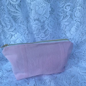 Ljusrosa necessär/väska🌸 - Ljusrosa med guldig dragkedja✨🩷                      Mått: 16x12x7cm                                                             Produkten är av helt återanvänd textil, för miljöns skull♻️.                                                           179kr +frakt