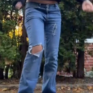 Jeans -  snygga jeans med ett hål på knät, samt en slitning vid låret💕