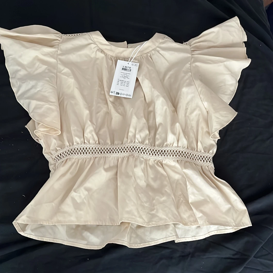 Beige blus med volang från LMTD