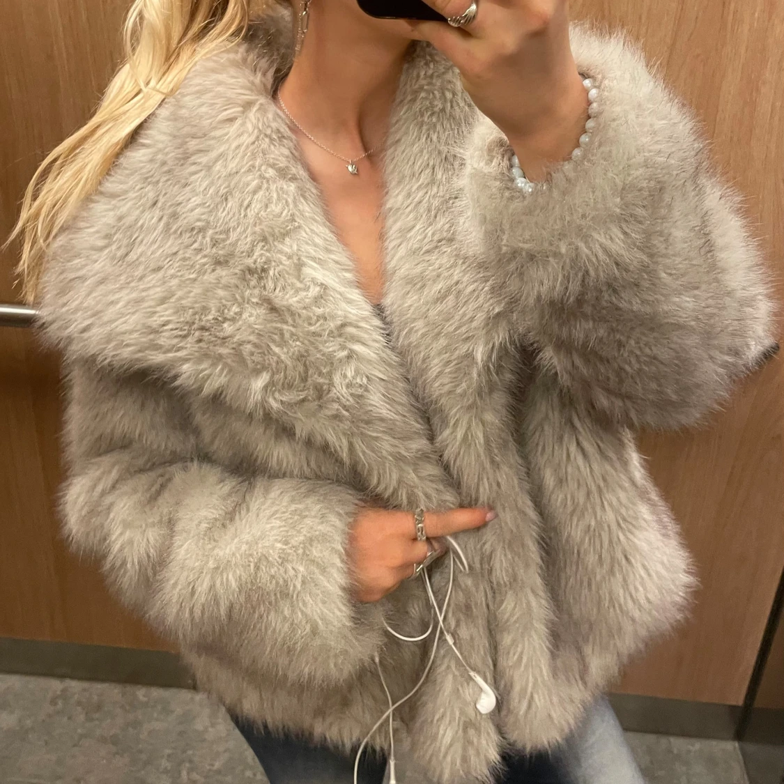 Beige pälsjacka från Zara - 1