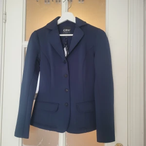 Tävlingskavaj CRW - Använd endast en gång och prislapp finns kvar, kavajen är i helt nyskick. Nypris 699kr