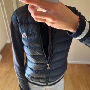 Moncler cardigan - Snygg mörkblå  Moncler cardigan med klassisk logga på bröstet. Jackan har små defekter som visas men annars fint skick, väl använd💗